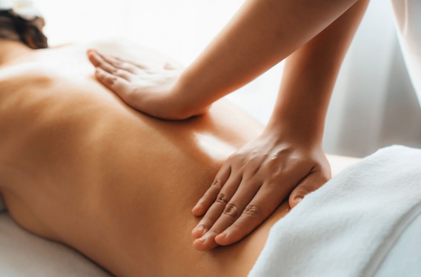 Rückenmassage / Teilkörpermassage © Shutterstock