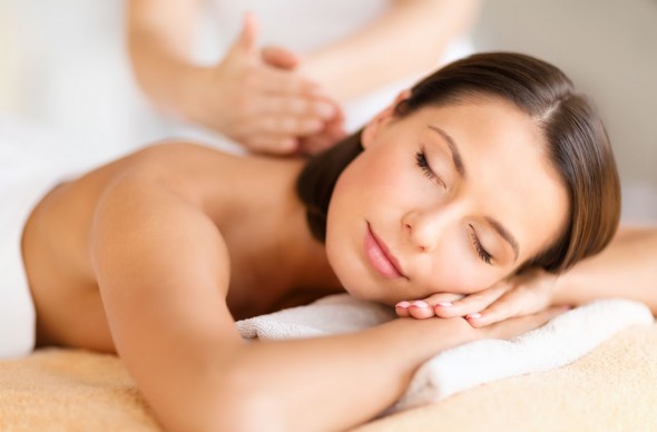 Entspannung durch Rückenmassage © Shutterstock