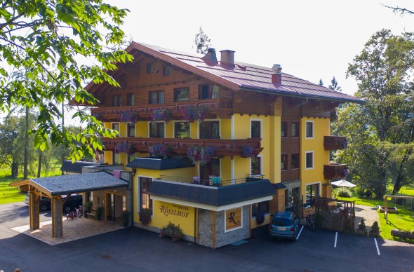 Kostenlose Parkplätze vor dem 4-Sterne-Hotel Rösslhof in der Ramsau