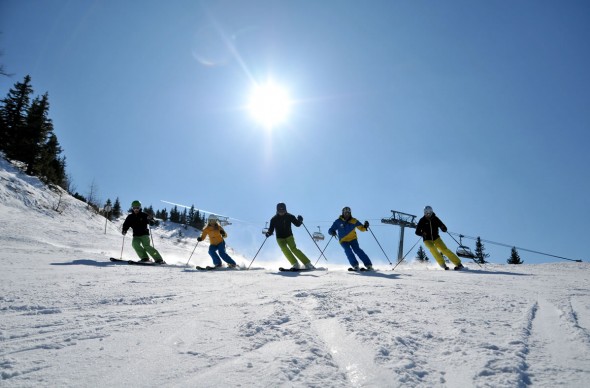 Skifahren auf den Pisten des Skigebiets Dachstein © Petz